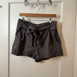 Pleated gray shorts